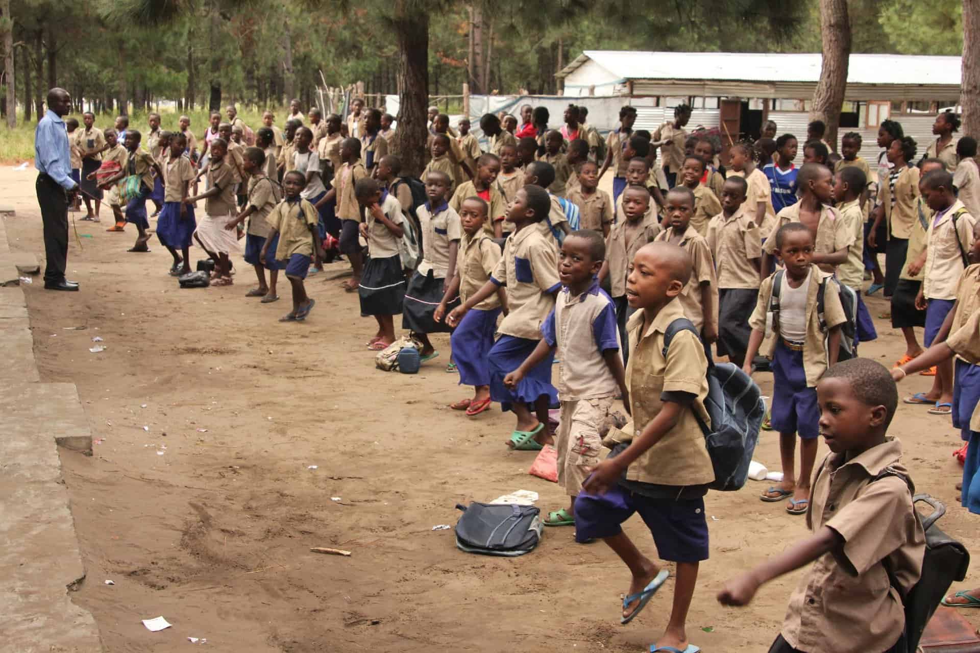 enfants dans une école à Kintele